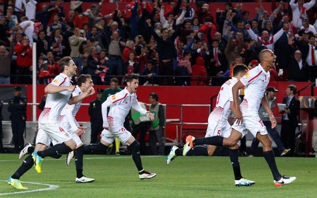 Los jugadores del Sevilla celebran la victoria ante el Athletic de Bilbao tras la tanda de penaltis, durante el partido de vuelta de cuartos de final de la Liga Europa disputado en el estadio Ramón Sánchez Pizjuán, en Sevilla. EFE