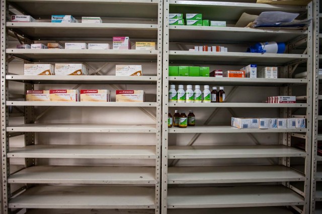 ACOMPAÑA CRÓNICA: VENEZUELA SALUD CAR39. CARACAS (VENEZUELA), 14/04/2016.- Fotografía de un estante con medicamentos de la farmacia "San Vicente" este, jueves 14 de abril del 2016, en la ciudad de Caracas (Venezuela). La escasez de medicamentos en Venezuela sigue siendo una tragedia visible en farmacias y hospitales, semanas después de que el Parlamento declarara una "crisis humanitaria de salud" que, entre otros cosas, se estaría manifestando en la falta de disponibilidad de 872 fármacos esenciales. EFE/MIGUEL GUTIÉRREZ