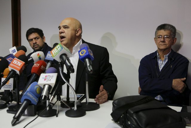 Jesus Torrealba (C), secretary of Venezuela's coalition of opposition parties (MUD), talks to the media next to Henry Ramos Allup (R), President of the National Assembly, and opposition mayor from the Sucre district Carlos Ocariz, during a news conference in Caracas, April 15, 2016. REUTERS/Marco Bello