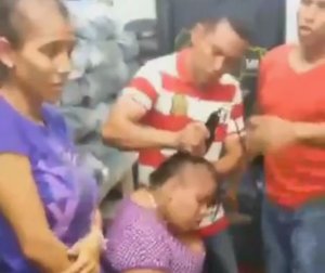 VIDEO: Atraparon a dos mujeres que intentaban robar en Las Playitas y les raparon el cabello
