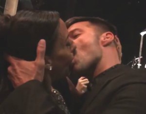 ¡Para morirse! Mujer pagó 90.000 dólares para besar a Ricky Martin (VIDEO)