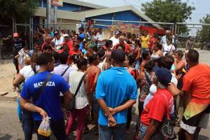 Además de obligarlos a firmar, también les dicen cuánto debe durar la “bolsita de comida” (FOTOS)