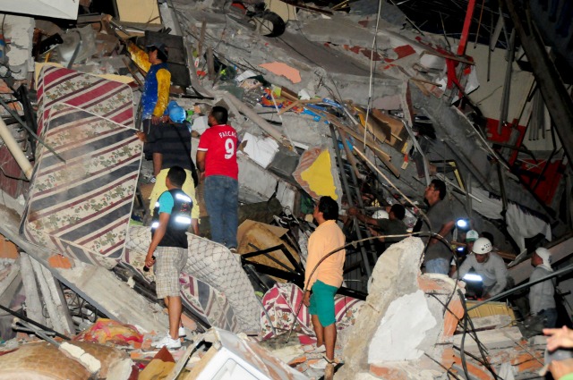 135 réplicas tras sismo de 7,8 grados Richter en Ecuador que dejó 77 muertos