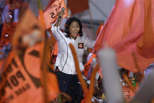 En esta imagen del jueves 7 de abril de 2016, la candidata a la presidencia Keiko Fujimori saluda a sus seguidores en su mitin de cierre de campaña en Lima, Perú. La candidata, hija del expresidente Alberto Fujimori, es la favorita en las elecciones peruanas del domingo 10 de abril. (AP Foto/Martín Mejía)