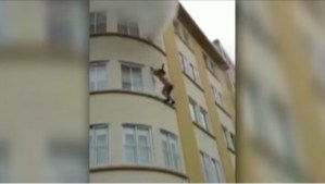 Mujer se lanza de un edificio en llamas y vive para contarlo (VIDEO)