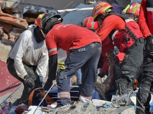 Rescatistas venezolanos hallan sobreviviente 13 días después del terremoto en Ecuador