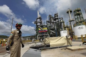 Mayor refinería de Ecuador reinicia operaciones tras terremoto