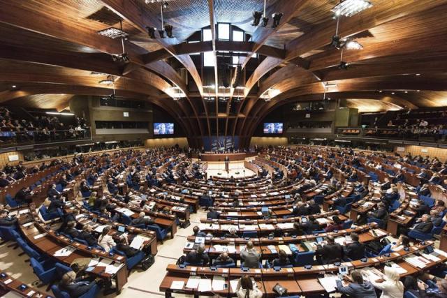 Vista de la cámara mientras el primer ministro turco, Ahmet Davutoglu (c, al fondo), pronuncia un discurso ante el Consejo de Europa en Estrasburgo (Francia) hoy, 19 de abril de 2016. EFE/Patrick Seeger