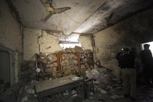 Agentes de seguridad inspeccionan el lugar donde se ha producido un atentado con bomba cerca de la Oficina de Inpuestos y Tasación en Mardan (Pakistán) hoy, 19 de abril de 2016. Una persona ha fallecido y otras 17 han resultado heridas en el atentado suicida. EFE/Arshad Arbab