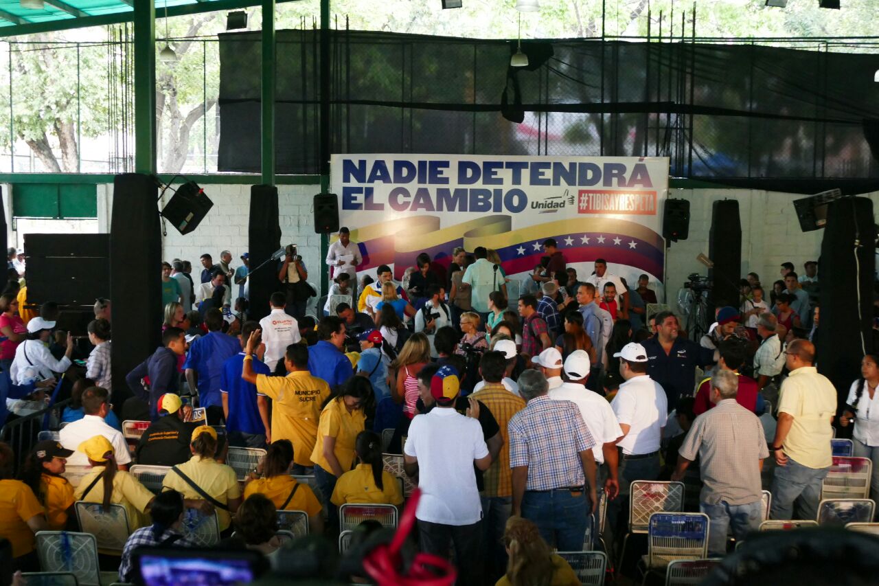 Venezolanos participan en cabildo abierto en apoyo al revocatorio (Fotos)