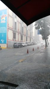 Fuerte aguacero en Caracas por segundo día consecutivo (Fotos + videos)