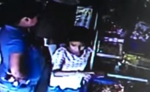 Mujer obliga a su pequeña hija a robar en una tienda (VIDEO)