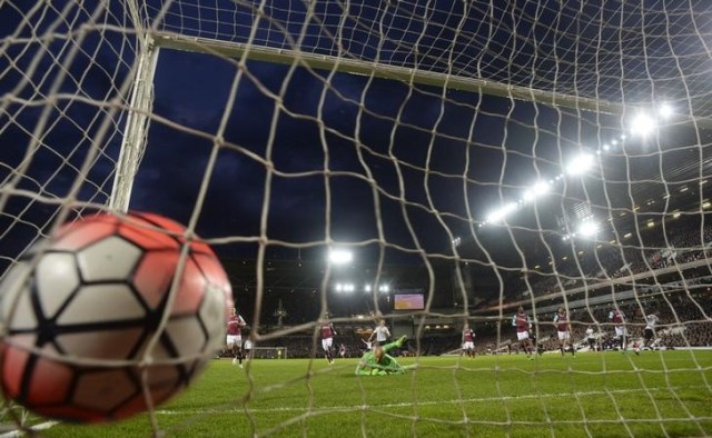 Imagen de archivo del balón en la red tras un gol de Marcus Rashford del Manchester United frente a West Ham United por los cuartos de final de la Copa FA del fútbol inglés en Londres. Foto: Reuters