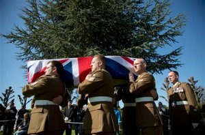 Entierran a soldados británicos caídos en Guerra Mundial