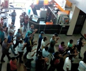 Trabajadores del aeropuerto de Margarita exigen mejoras salariales