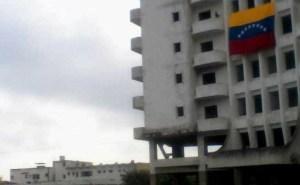 Invadido edificio abandonado en Puerto Cabello