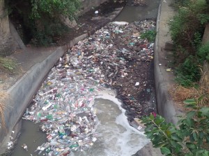 Vecinos del norte de Caracas alertan que quebradas están repletas de basura (Fotos)