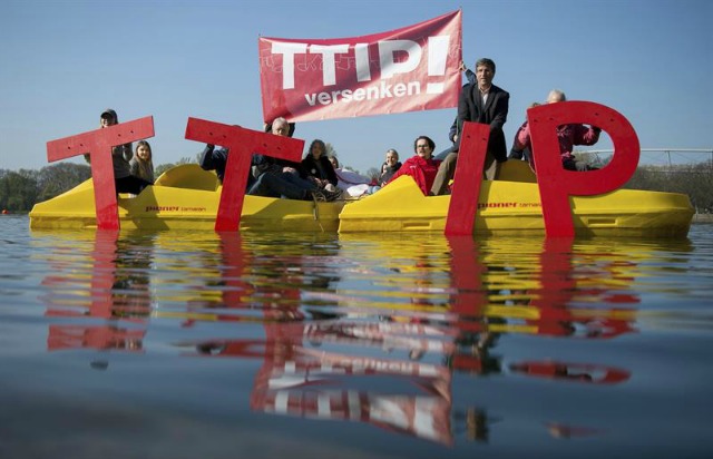 Activistas muestran las iniciales TTIP (Acuerdo Transatlántico de Comercio e Inversión) durante una protesta contra el acuerdo de libre cambio comercial e inversiones entre Estados Unidos y la Unión Europea, en el lago Maschsee en Hanover, Alemania, hoy 21 de abril de 2016. EFE/Sebastian gollnow