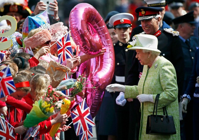 La reina Isabel recibe flores y tarjetas de buenos deseos durante un Walkabout para celebrar su 90 cumpleaños, en Windsor, Reino Unido 21 de abril de 2016. REUTERS / Stefan Wermuth