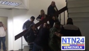 Así fue como un GNB intentó desalojar a la fuerza a diputados encadenados en el CNE (Video)