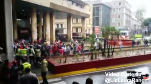 Oficialistas llegan al CNE para intimidar a diputados encadenados (Video)