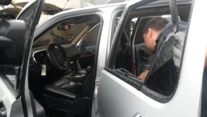 Así quedó la camioneta donde se trasladaba equipo de periodistas en el CNE (Fotos)