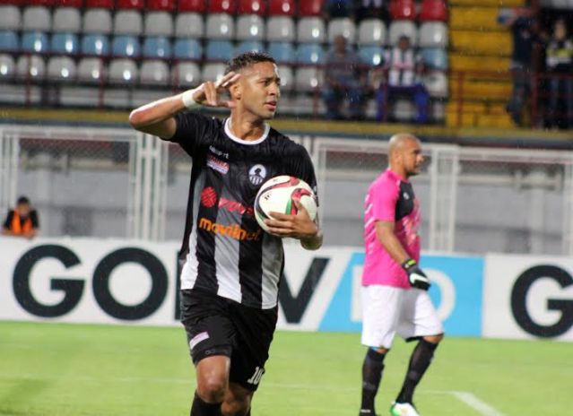 El panameño Gabriel Torres celebra uno de sus goles ante Deportivo Anzoátegui