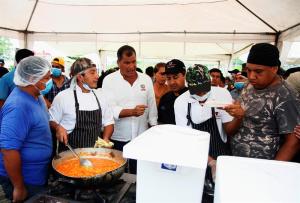 Correa acompaña a damnificados en ciudades afectadas por sismo en Ecuador