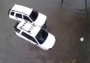 En medio de las inundaciones en Valencia, un grupo de choros asalta un vehículo bajo el agua (VIDEO)