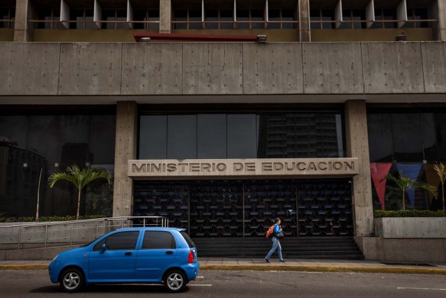 CAR04. CARACAS (VENEZUELA) 15/04/2016.- Fotografía del edifico del Ministerio de Educación cerrado hoy, viernes 15 de abril de 2016, como parte de las medidas del gobierno del presidente de Venezuela Nicolás Maduro para atender la emergencia eléctrica, en Caracas (Venezuela). Maduro anunció nuevas medidas como cambio del huso horario venezolano, sanciones a algunos centros comerciales y que los trabajadores públicos no trabajaran los días viernes para hacer un aporte adicional al ahorro eléctrico. EFE/MIGUEL GUTIÉRREZ