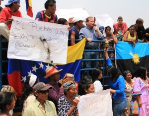 Indígenas acompañaron a Juan Pablo Guanipa al CNE para exigir el revocatorio