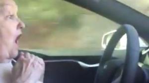 ¡Pobre señora! Puso su abuela a manejar un vehículo en piloto automático (Video)