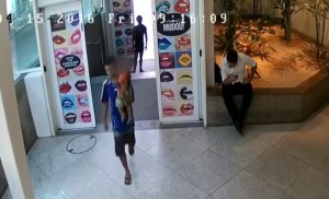 (VIDEO) Mira como un hombre abandona a su hijo en un centro comercial