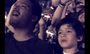 ¡Conmovedor! Mira la emocionante reacción de un niño autista al ver a Coldplay (VIDEO)