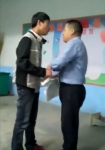 ¡Video de profesor golpeando a un alumno sacude China! Lo que te va a sorprender es cómo reaccionó el salón de clases