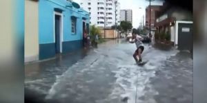 ¡Increíble! Aprovechó las inundaciones de Venezuela para practicar “esquí acuático” en calles