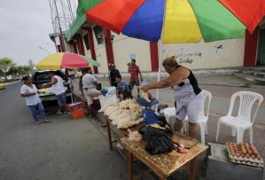 Comerciantes levantan puestos improvisados en Ecuador tras perder tiendas por terremoto