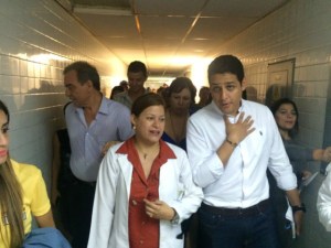 Olivares sigue inspeccionando hospitales para mostrar la realidad de la salud en el país