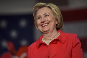 Clinton ya se considera candidata y pide unidad contra la “amenaza” de Trump