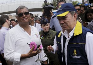 Santos recorre junto a Correa zonas destruidas por terremoto en Ecuador