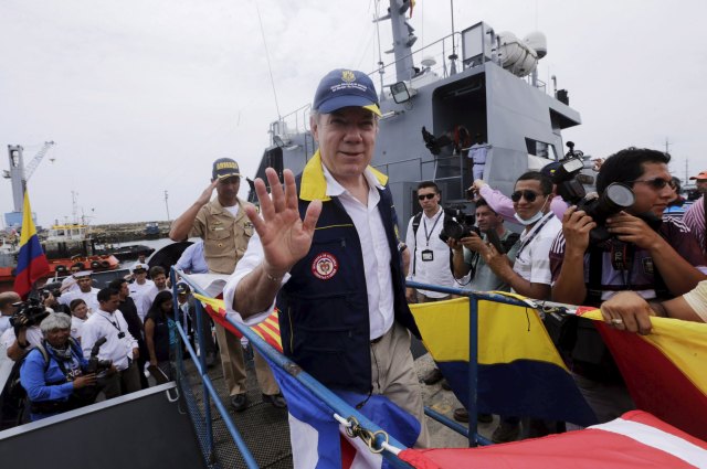 Colombian President Juan Manuel Santos waves as he leaves a Colombian ship after visiting the area of Manta, after an earthquake struck off Ecuador's Pacific coast, April 24, 2016. REUTERS/Henry Romero