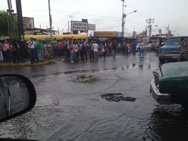 Aguacero colapsa calles del oeste de Maracaibo (Fotos)