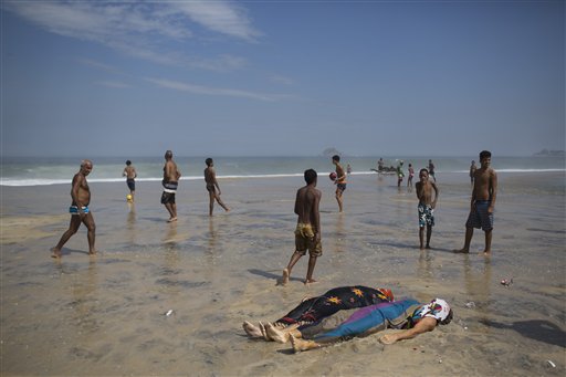 En esta foto, yacen en una playa de Río de Janeiro los cadáveres recuperados tras el derrumbe de una ciclovía (AP Photo/Felipe Dana)