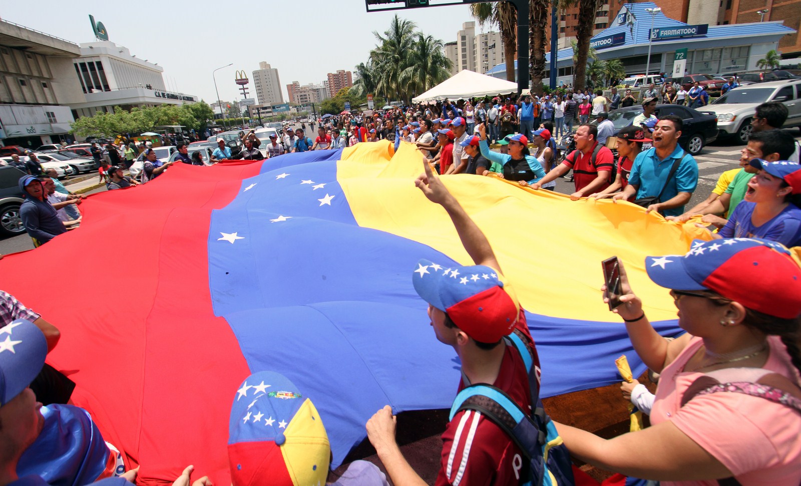 Zulianos firman masivamente para activar Revocatorio de Maduro  (fotos)