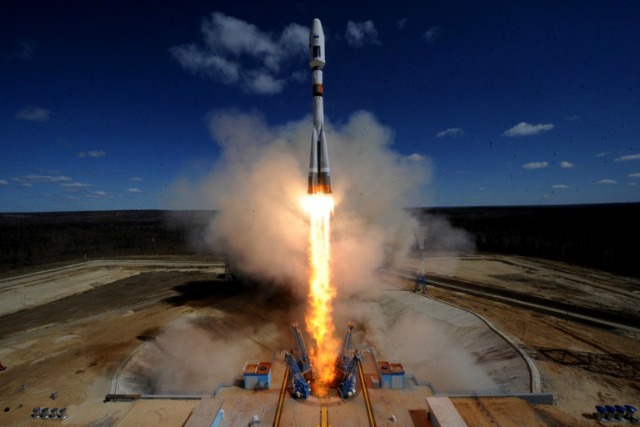 Un cohete ruso Soyuz 2.1a llevar Lomonosov, Aist-2D y Samsat 218-satélites quita de la plataforma de lanzamiento en el nuevo cosmódromo Vostochny fuera de la ciudad de Uglegorsk, a unos 200 kms de la ciudad de Blagoveshchensk en la región de Amur extremo oriental de abril 28, 2016. KIRILL KUDRYAVTSEV / POOL / AFP