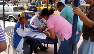 Venezolanos se activan en segundo día de recolección de firmas para el revocatorio