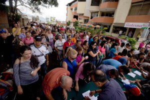 Unidad presentará este martes las firmas para activar referendo contra Maduro