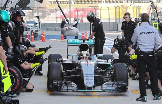 El piloto británico de Fórmula Uno, Lewis Hamilton de Mercedes AMG durante la primera sesión de entrenamientos libres en el circuito autódromo de Sochi, Rusia. EFE