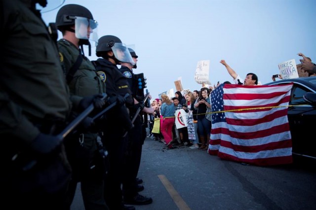 Protestas desencadenaron disturbios en un acto de campaña de Trump en California