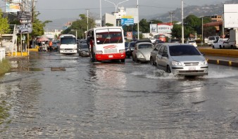 En Puerto la Cruz aguas negras inundaron avenida Intercomunal